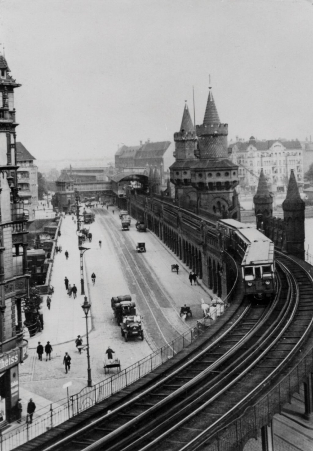 Nur sechs Jahre später ersetzten die ersten Automobile die Kutsche als Transportmittel. Weiterhin dabei: Die U-Bahn im Jahr 1908 auf der Oberbaumbrücke.