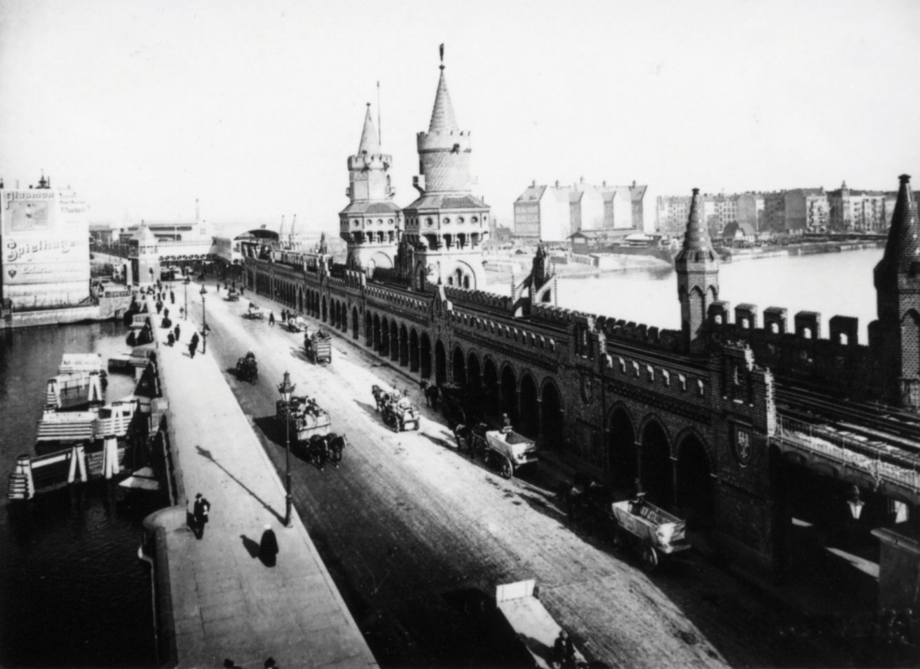 Die Oberbaumbrücke um 1902: Der U-Bahnhof Stralauer Tor auf dem Bild existiert mittlerweile nicht mehr. Ansonsten prägten Pferdekutschen das Straßenbild.