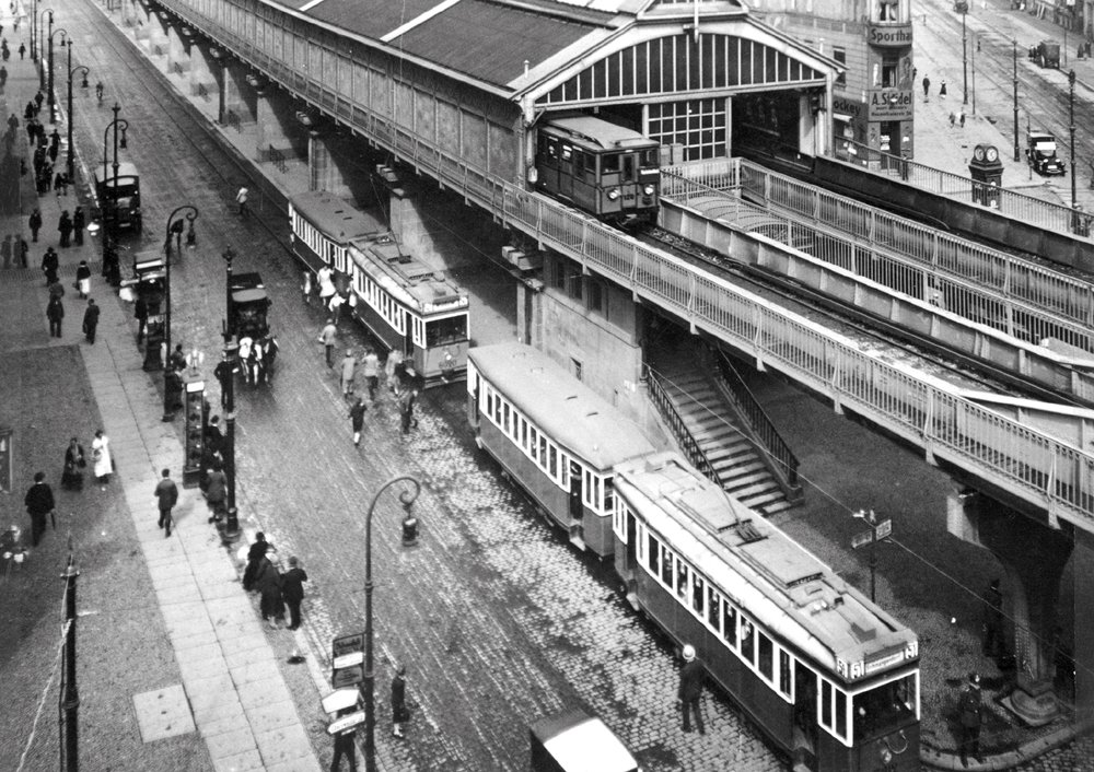 Hochbetrieb: Schon 1920 ging es am U-Bahnhof Eberswalder Straße zu wie im Taubenschlag: Passanten rennen zwischen Straßenbahnen hindurch, um die U-Bahn zu erreichen.