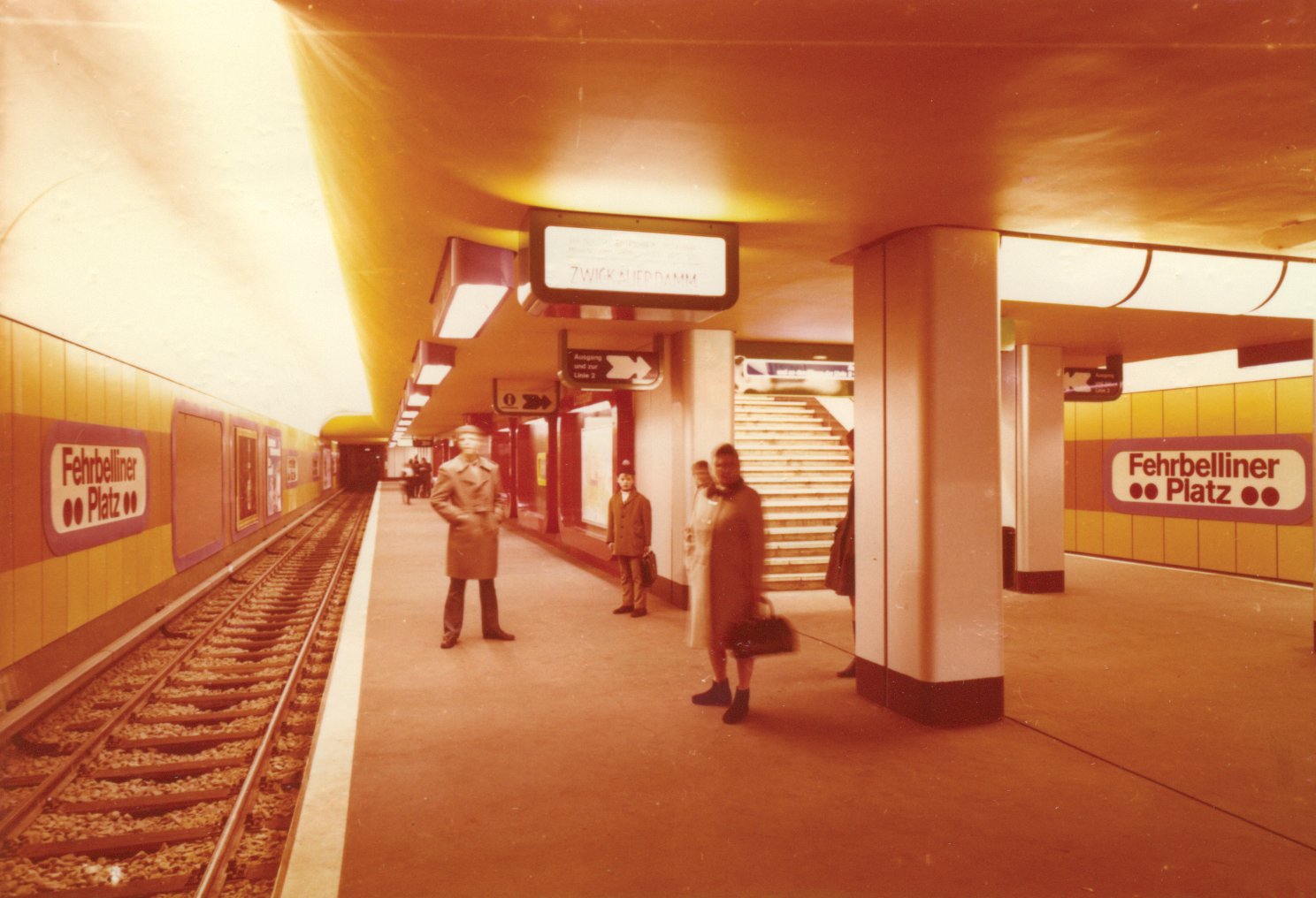 Irgendwie schon wie heute: Der U-Bahnhof Fehrbelliner Platz in Charlottenburg-Wilmersdorf im Jahr 1971.