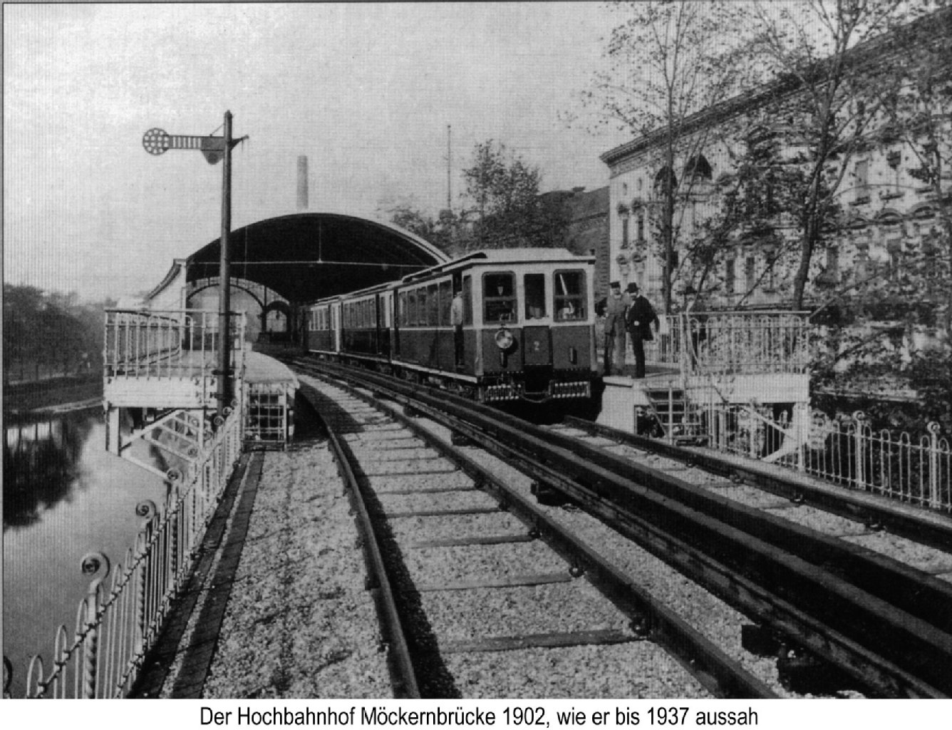 Der Hochbau des U-Bahnhofs Möckernbrücke zwischen dem Halleschen und dem Tempelhofer Ufer im Jahr 1902.