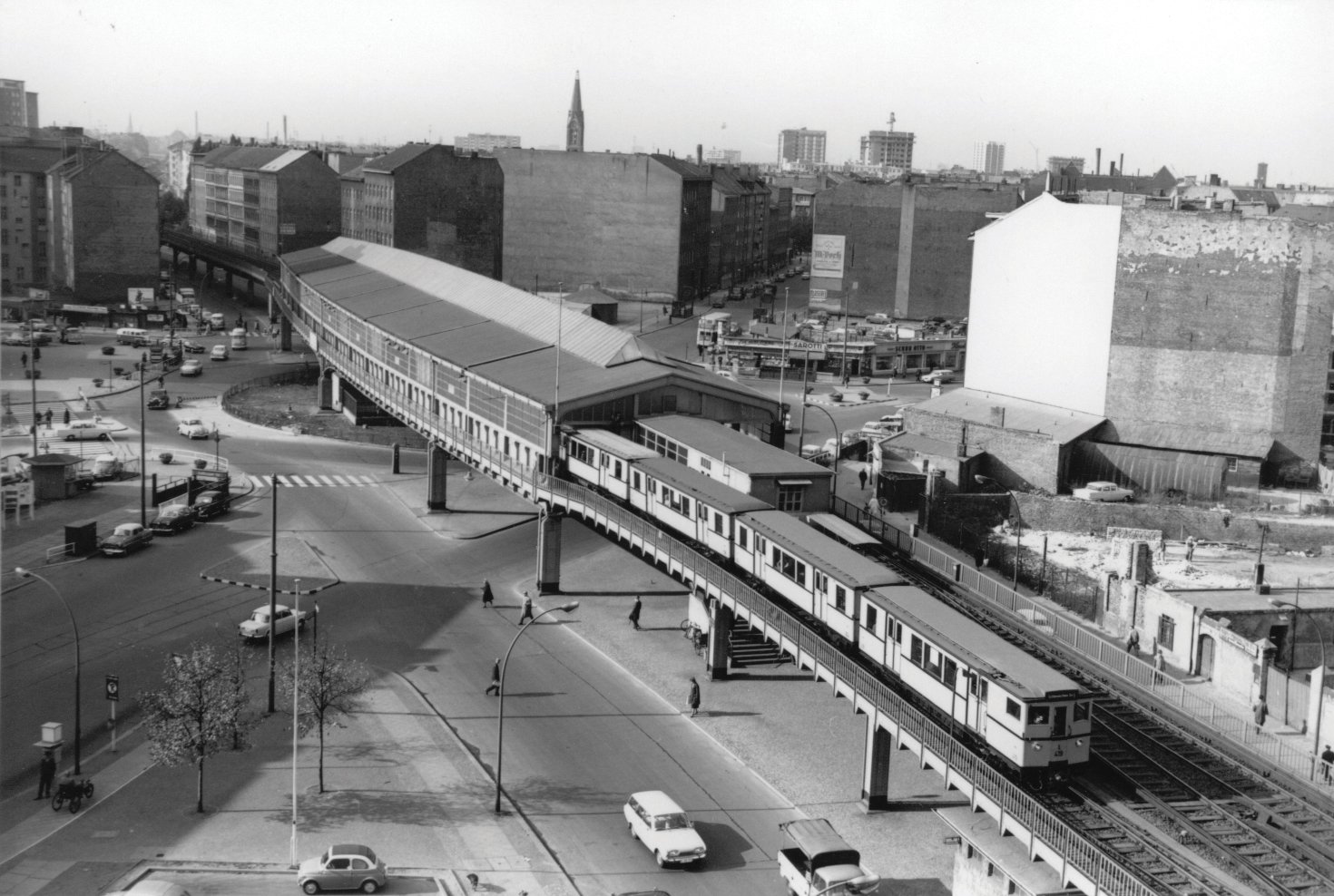 Wirkt nicht ganz so bunt wie heute: Der U-Bahnhof Kottbusser Tor im Jahr 1962.