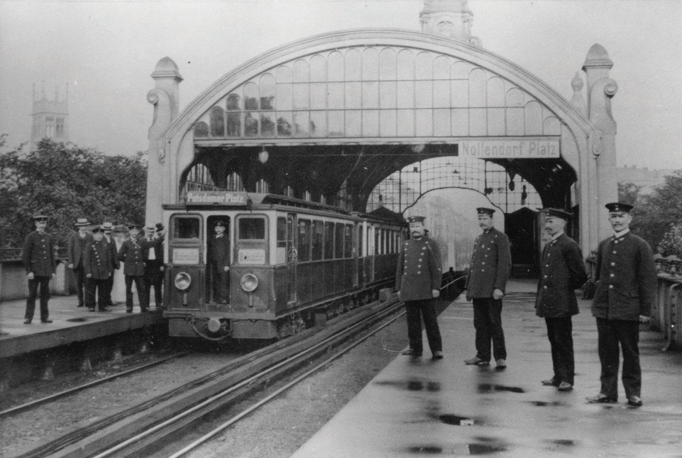 Stattliche Uniformen und prunkvoller Glasbau: Der Hochbahnhof Nollendorfplatz im heutigen Tempelhof-Schöneberg um 1902.