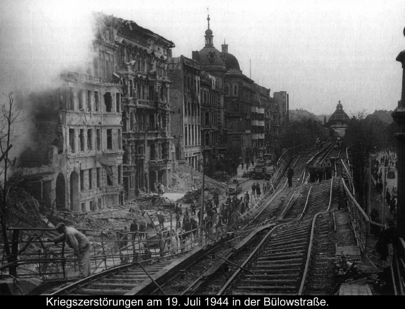 Kriegszerstörung: Die Bahnstrecke an der Bülowstraße war im Jahr 1944 nach Bombenangriffen nicht mehr befahrbar.