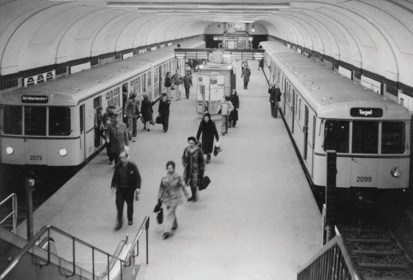 Drehkreuz in Tempelhof: Das vertraute Bild des Bahnhofs Platz der Luftbrücke um 1977.
