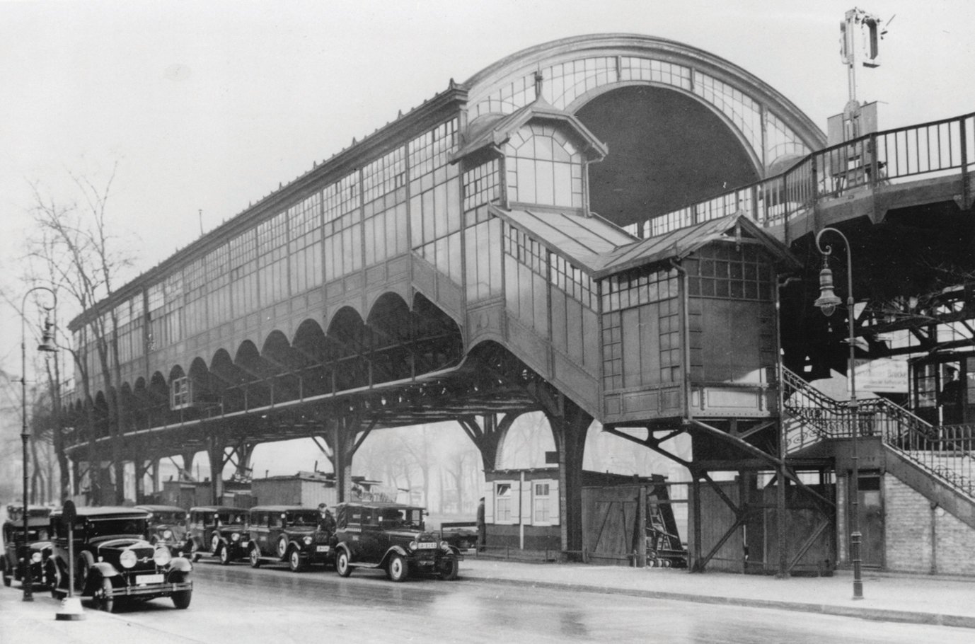 Ausgebaute Fassade: Um 1930 ist der U-Bahnhof Möckernbrücke gewachsen. Die Automobile dominieren mittlerweile auf der Straße.