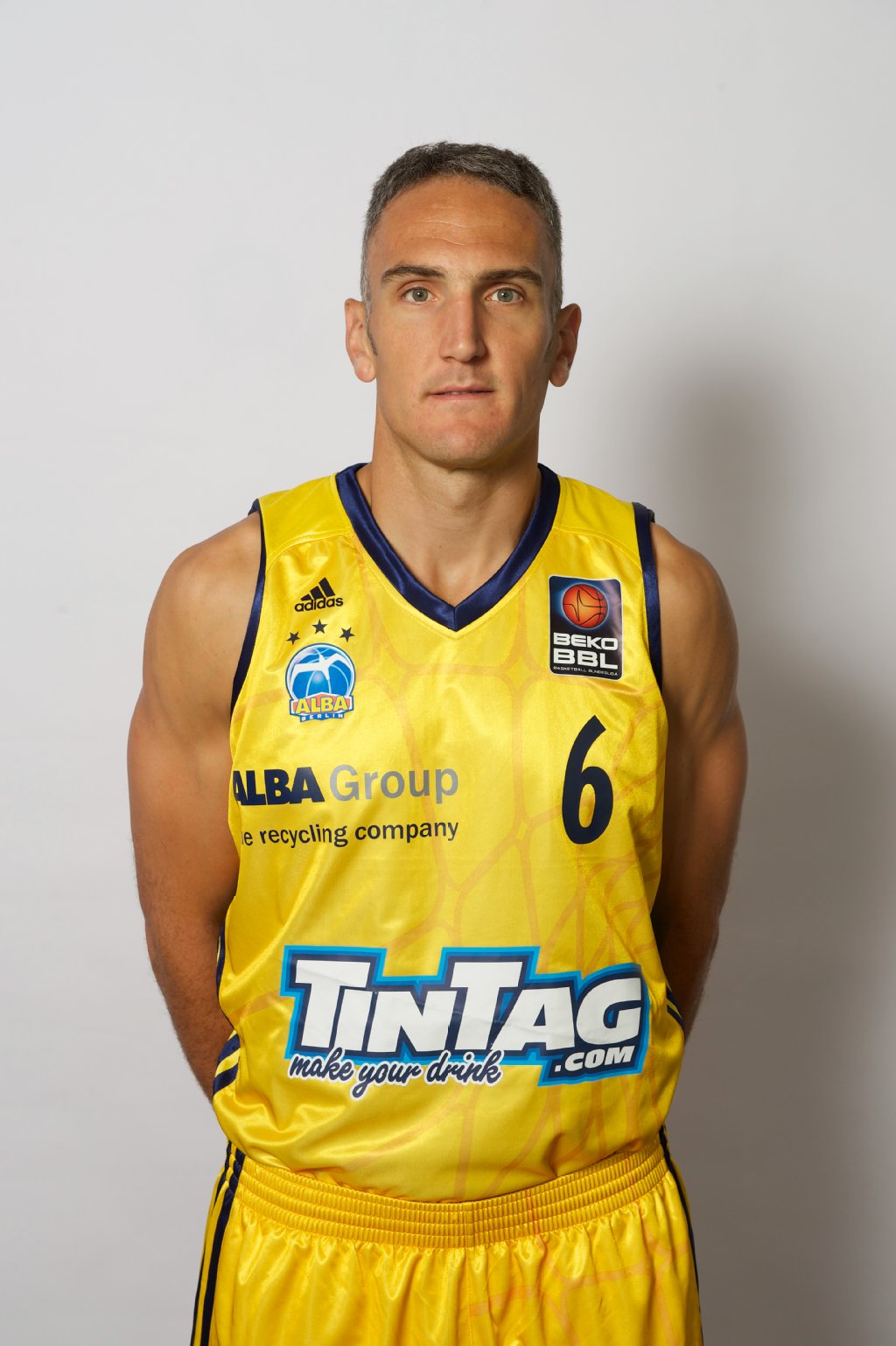 Nr. 6, Sven Schultze: Wie gewohnt verteidigte der Kapitän der Albatrosse aggressiv (3 Fouls) und spielte im Angriff mannschaftsdienlich, stellte Blocks.