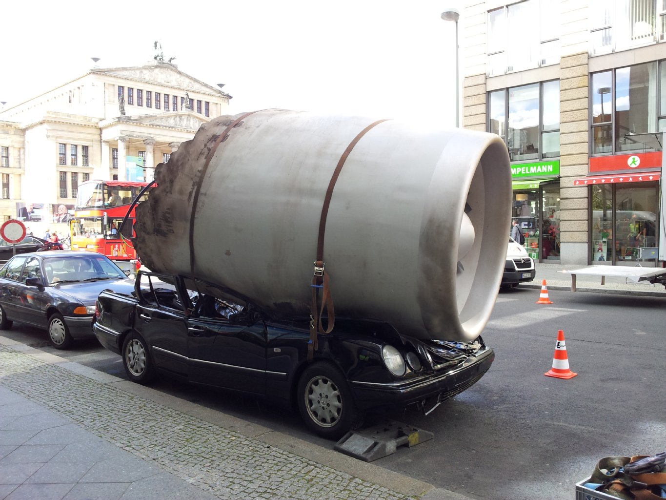 Flugzeug stürzt auf den Gendarmenmarkt