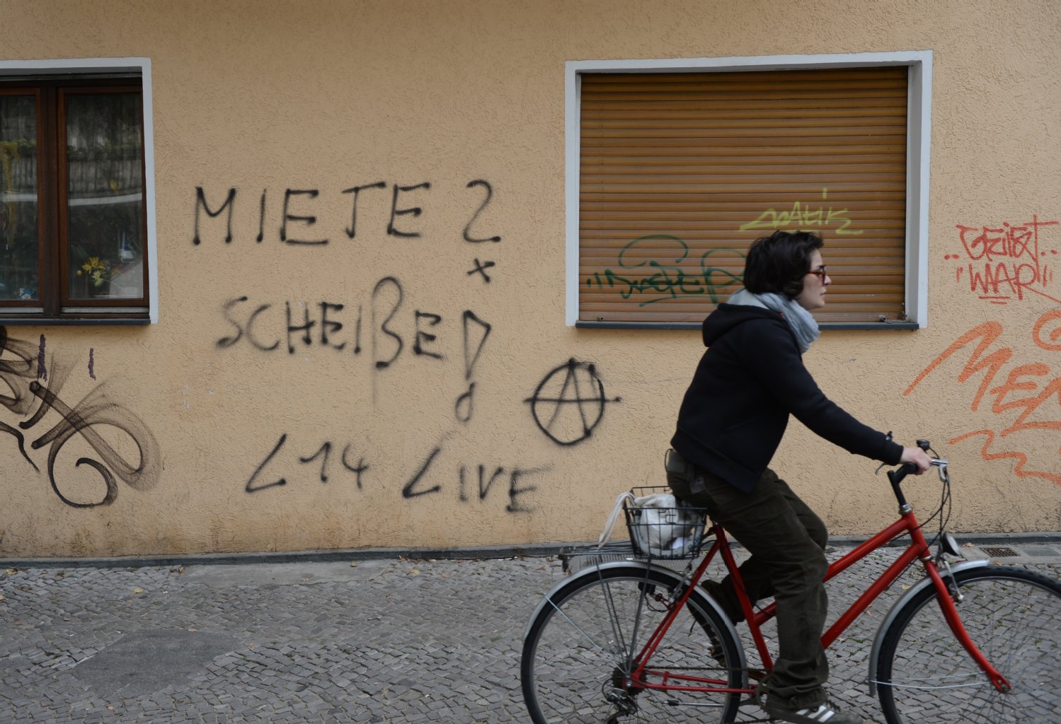 Aus dieser Entwicklung ergeben sich steigende Mieten und Protest dagegen - siehe Grafitti.