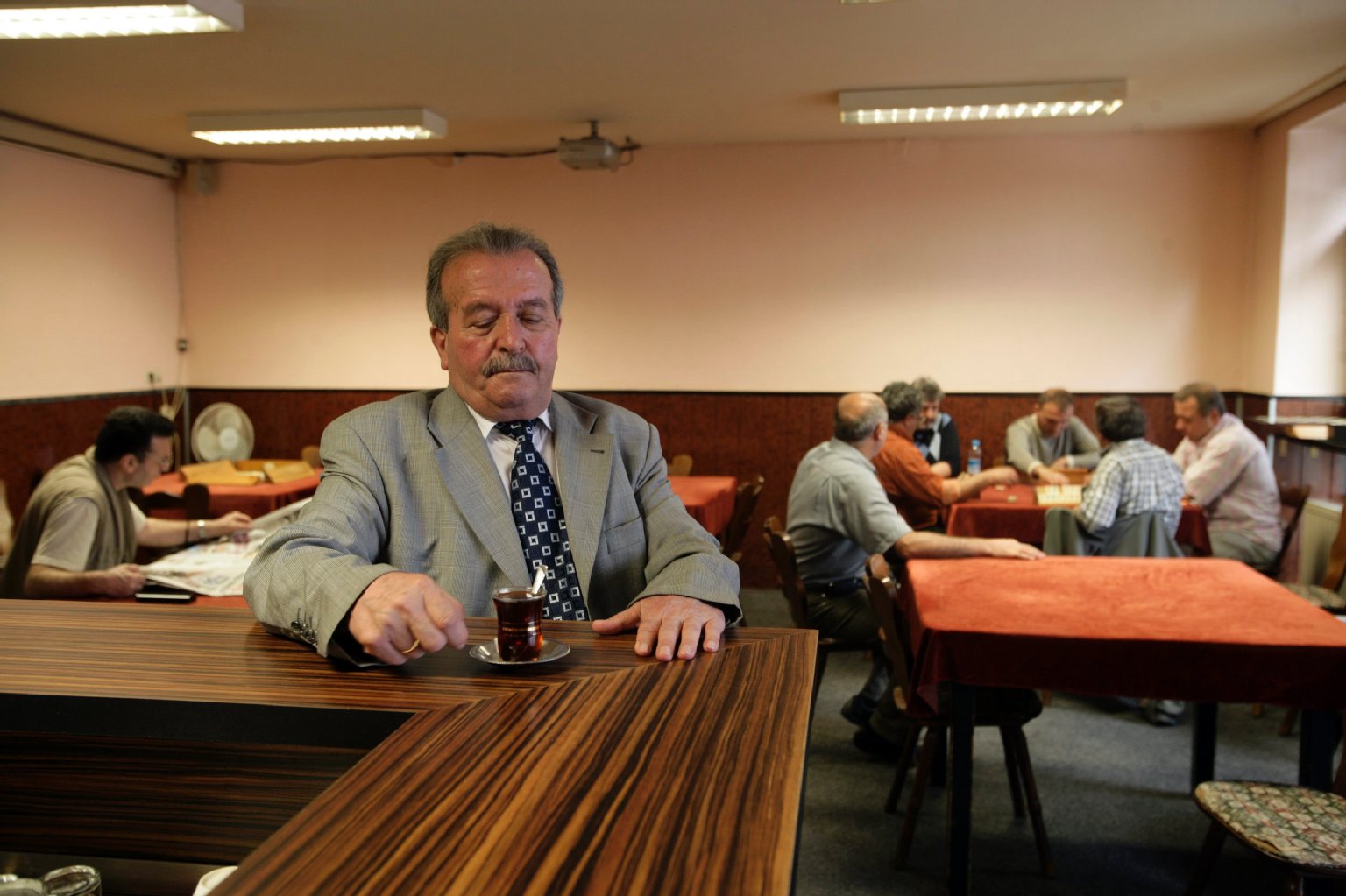 Es gibt in Neukölln immer noch Cafés, in die nur Männer gelassen werden.