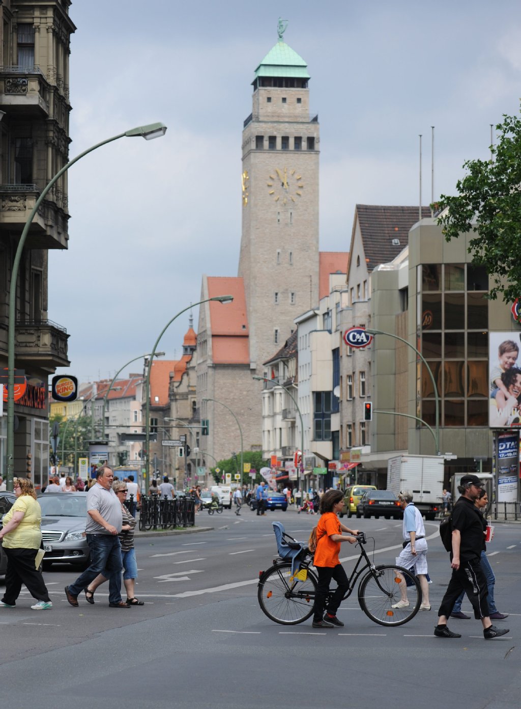 Neukölln ist ein Bezirk voller Gegensätze: auf der einen Seite die vielbefahrene Karl-Marx-Straße...
