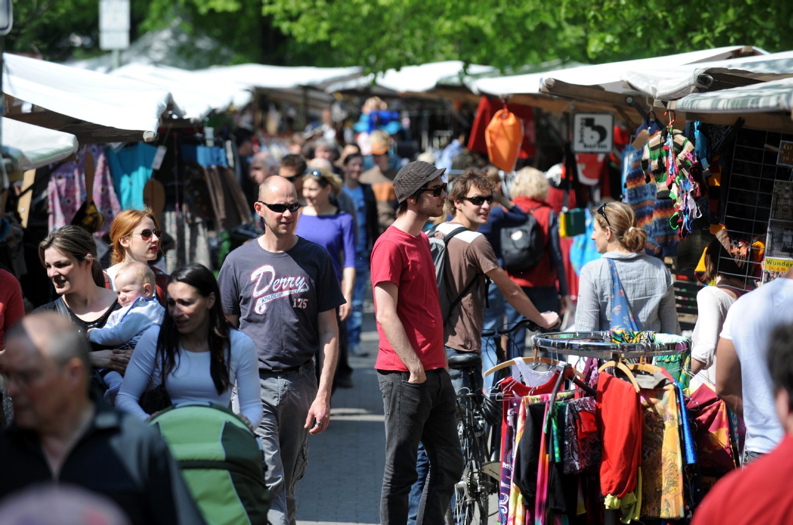 Und es gibt den Wochenmarkt am Maybachufer: Der türkische Markt am Ufer des Landwehrkanals zieht immer viele Besucher an - so viele, dass (Neu?-)anwohner sich schon beschwert haben.