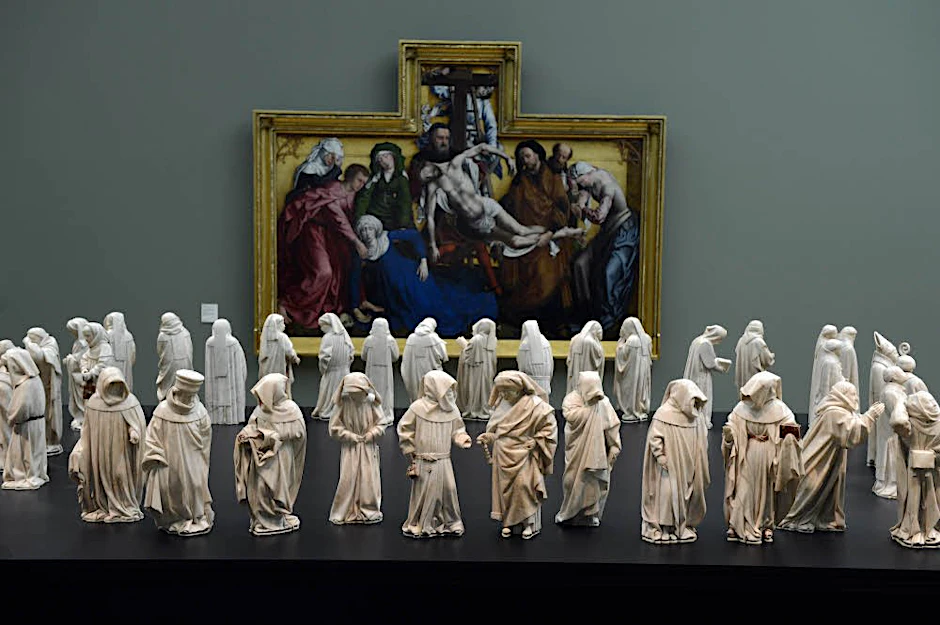 Das Burgundische Meisterwerk der Bildhauerkunst um 1443/56 wandelt als marmorne Trauerklage vor einer „Kreuzabnahme Christi “ des Malers Coxcie.