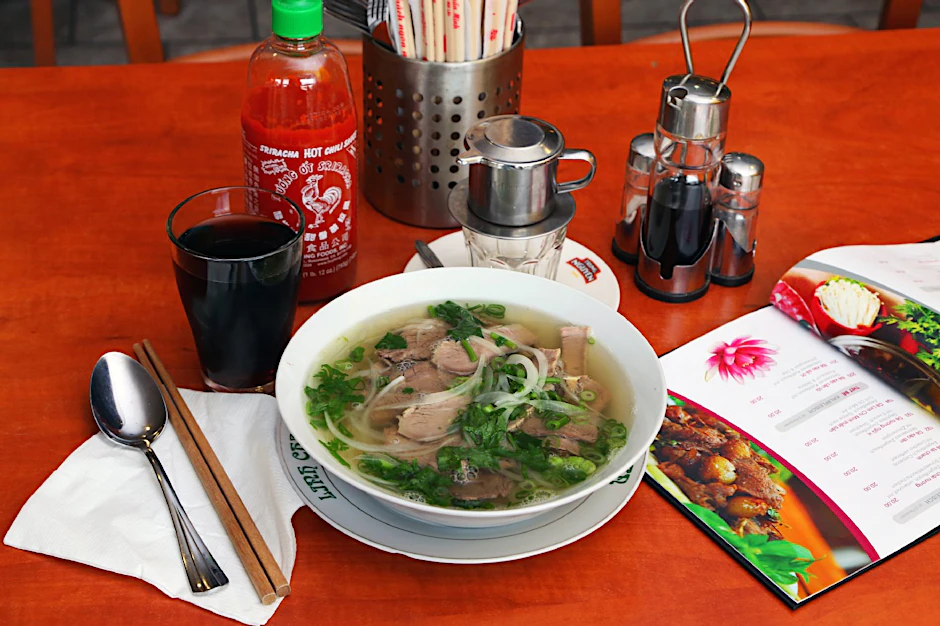 Und nun ran an die Stäbchen: die Pho Bo in Halle 1 im Dong Xuan Center.
