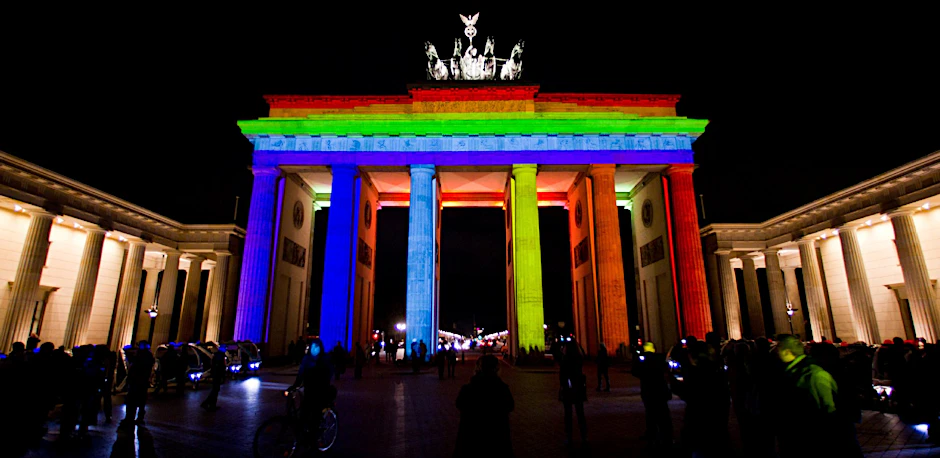 Regenbogenfarben am Brandenburger Tor: Im Rahmen des Festival of Lights werden in der Hauptstadt Wahrzeichen, Kulturdenkmäler, Gebäude und Plätze mit buntem Licht beleuchtet.