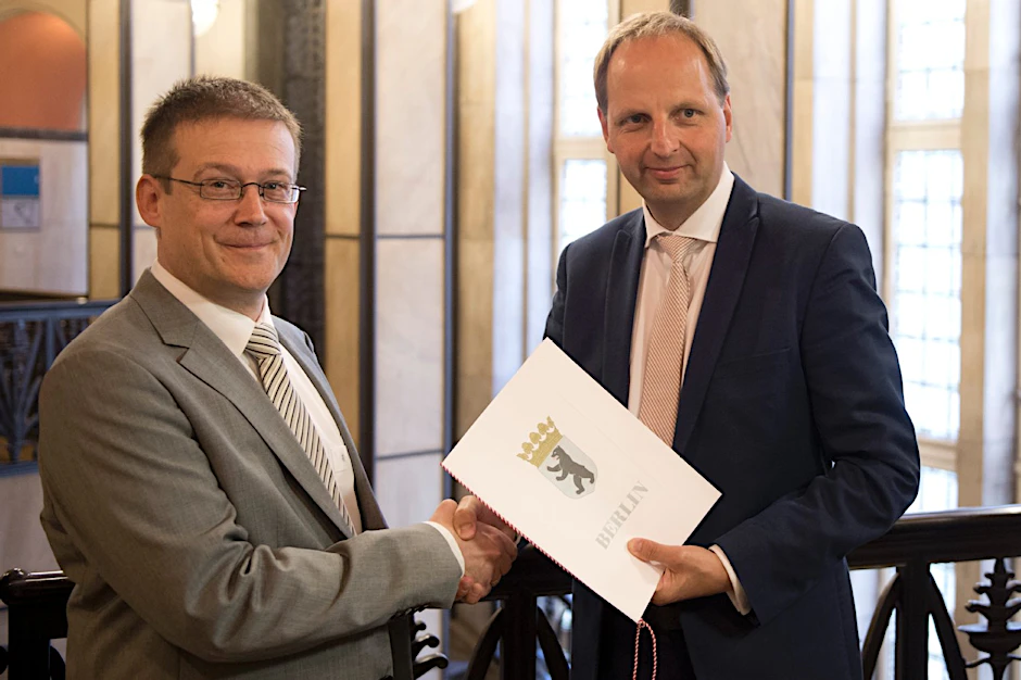 Justizsenator Thomas Heilmann (CDU, r.) überreicht in der Senatsverwaltung dem neuen Opferbeauftragten Roland Weber die Ernennungsurkunde.