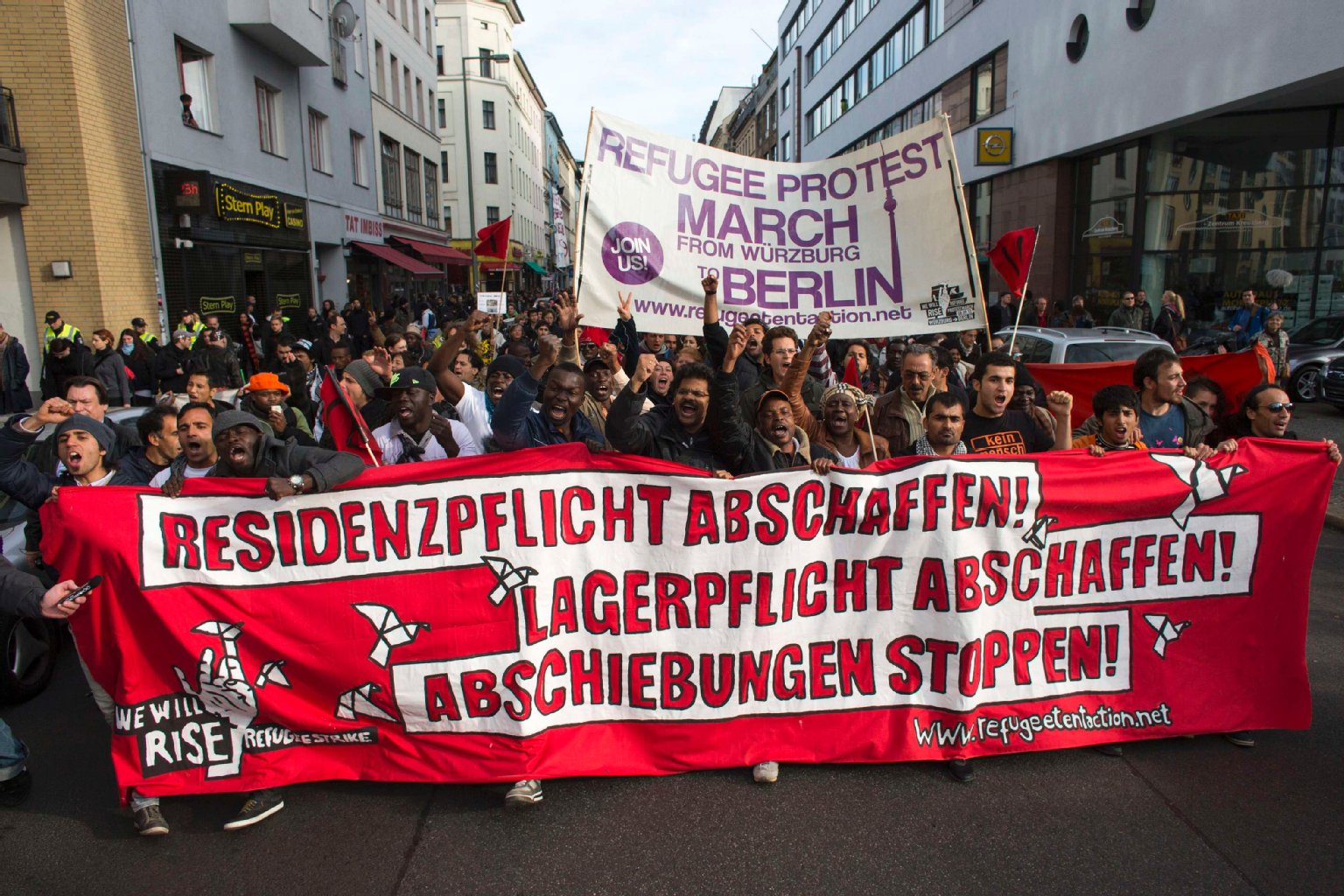 Unter den Demonstranten waren auch Asylbewerber, die seit rund einer Woche auf dem Oranienplatz in Kreuzberg campieren.