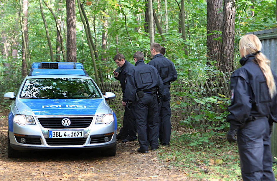 Polizisten nahe Storkow bei der Suche nach Spuren