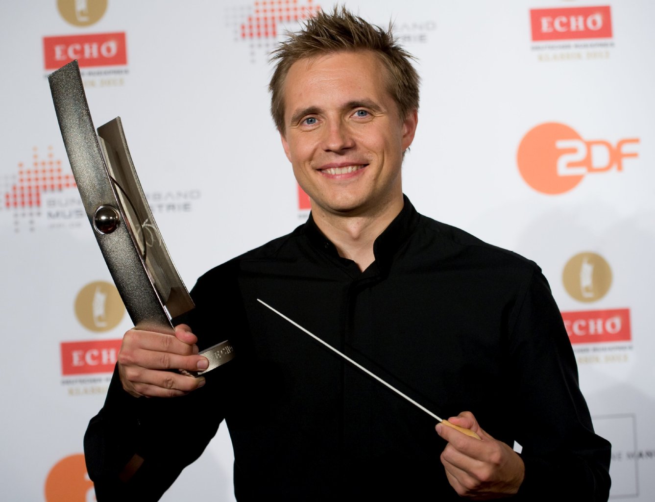 Der russische Dirigent Vasily Petrenko, ausgezeichnet als bester Nachwuchskünstler (Dirigat), posiert bei der Verleihung des 19. ECHO Klassik 2012 mit dem Preis und einem Taktstock.