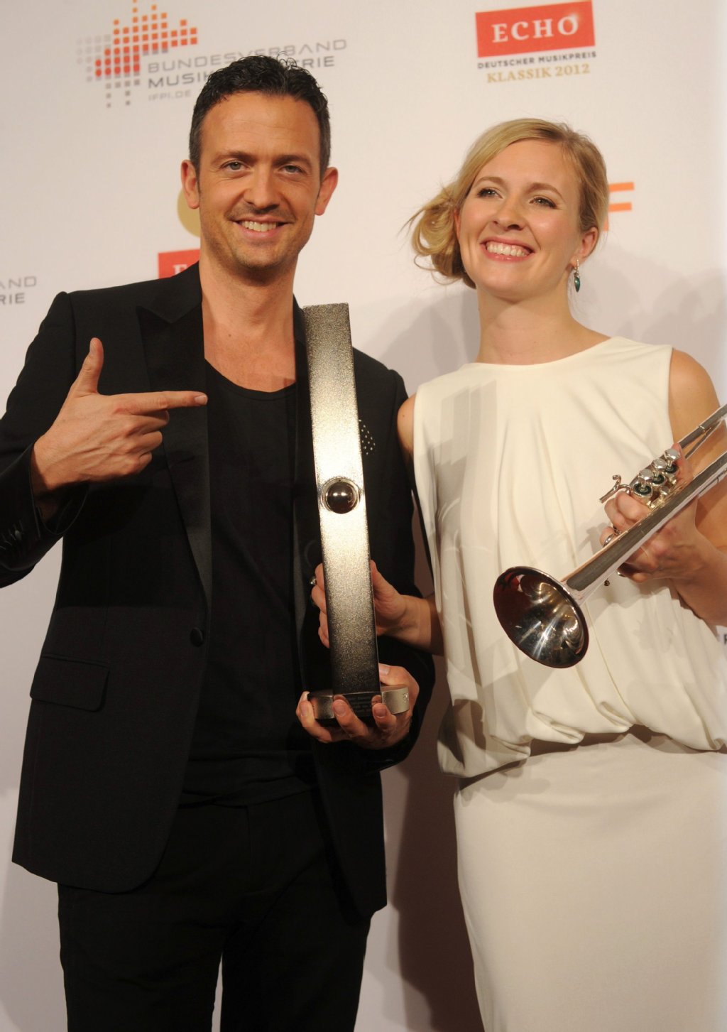 Die Trompeterin Alison Balsom mit dem Jazztrompeter Till Brönner: Balsom wurde als Instrumentalistin des Jahres mit dem Echo Klassik ausgezeichnet, und Brönner hielt die Laudation auf sie.