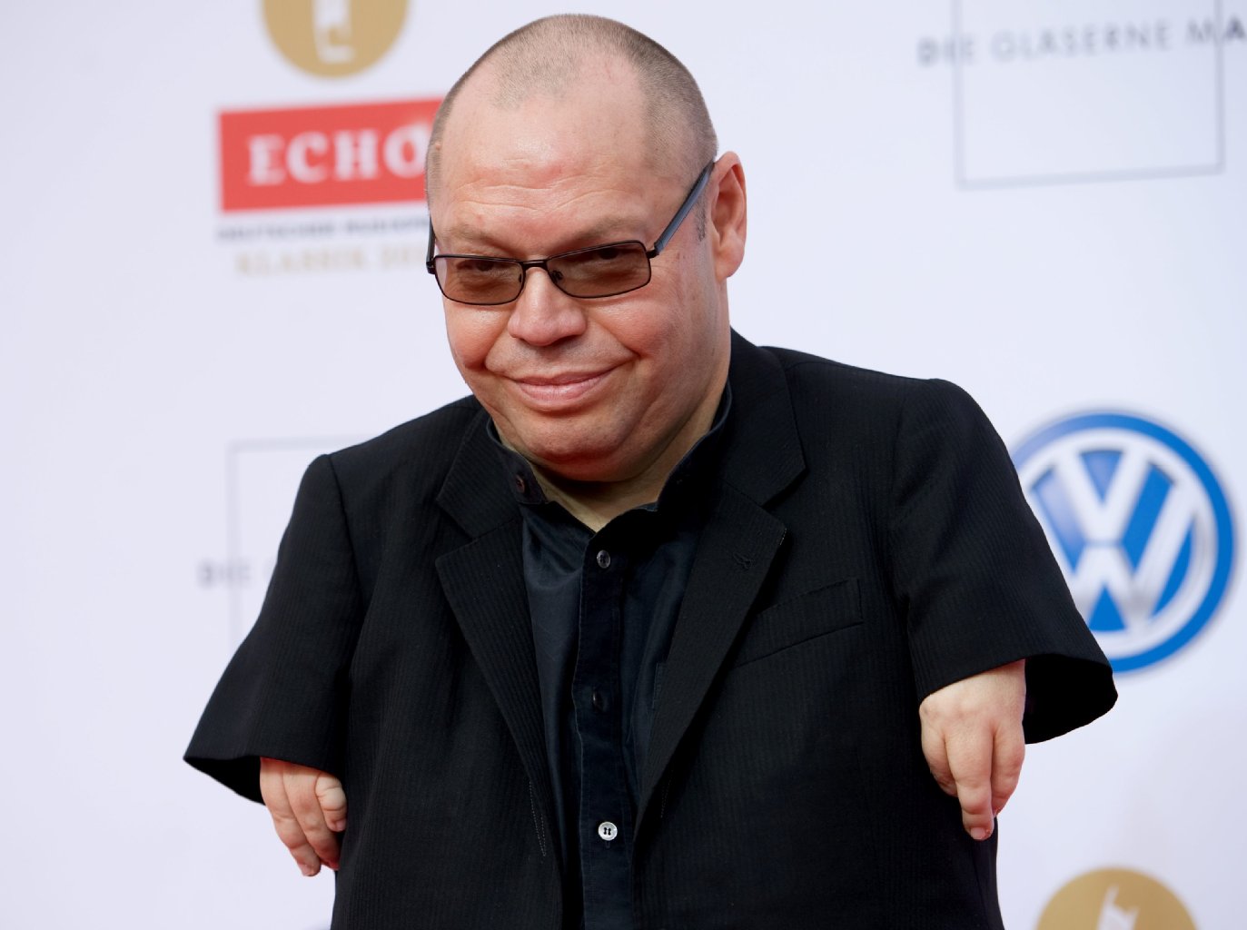 Der Bassbariton Thomas Quasthoff posiert anlässlich der Verleihung des 19. ECHO Klassik 2012 auf dem Roten Teppich.