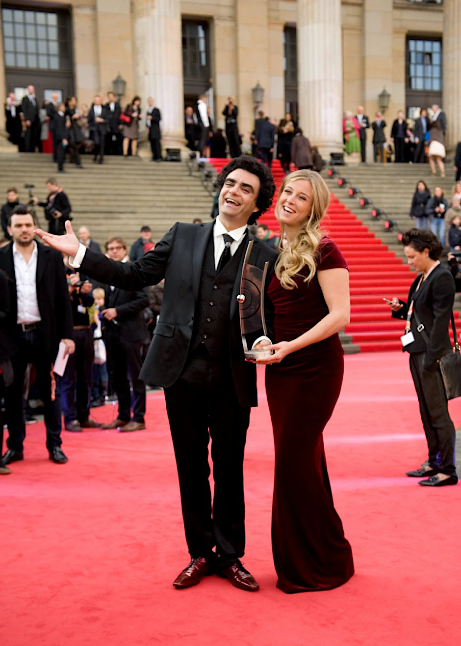 Der franco-mexikanischer Opernsänger (Tenor) Rolando Villazon und Nina Eichinger, die Moderatoren der Preisverleihung, lassen sich am Sonntag gemeinsam fotografieren.