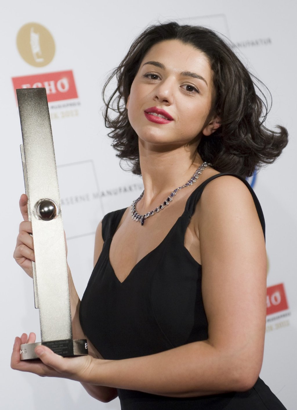 Die georgische Pianistin Khatia Buniatishvili (auch Chatia Buniatischwili) wurde als beste Nachwuchskünstlerin (Klavier) ausgezeichnet. Am Sonntag wurde der Echo Klassik 2012 im Konzerthaus in Berlin verliehen.