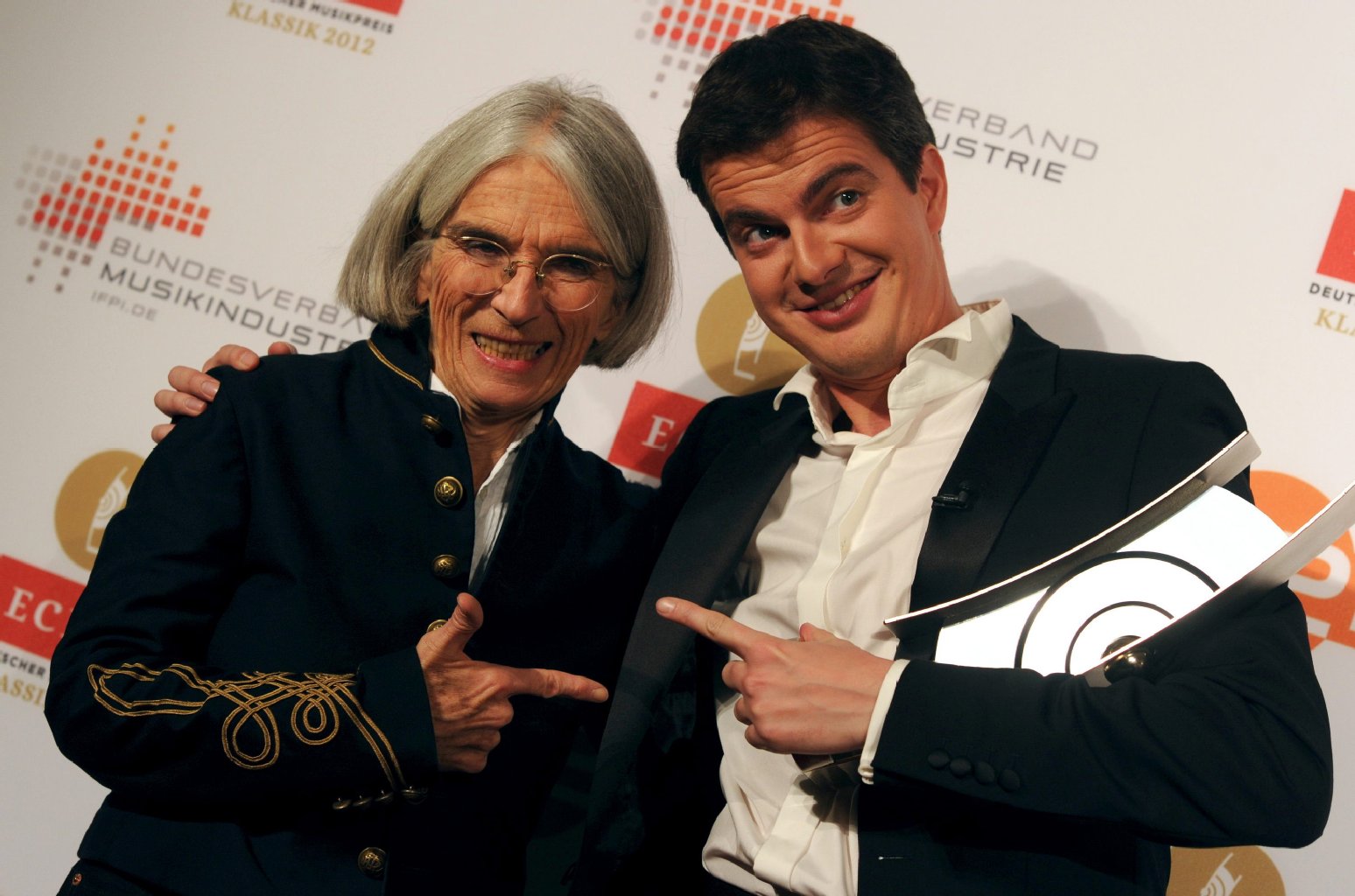 Die Autorin Donna Leon (l) posiert gemeinsam mit dem Opernsänger Philippe Jaroussky. Leon hielt die Laudatio im Rahmen der Preisverleihung des Echo Klassik auf Jaroussky, der für die beste Operneinspielung des Jahres ausgezeichnet wurde.