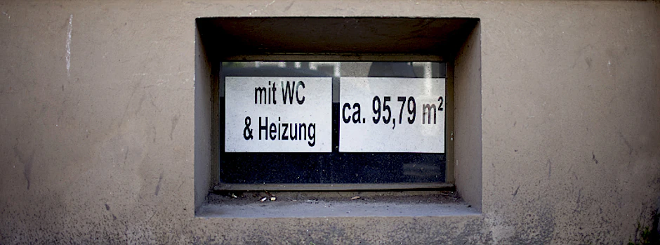 Günstige Wohnung sind in Berlin mittlerweile Mangelware. Die Mietpreise steigen stärker als bislang erwartet.