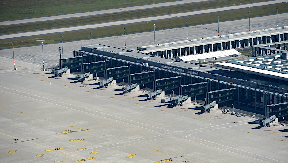 Ruhe am neuen Terminalgebäude des Flughafen Berlin Brandenburg Willy Brandt (BER).