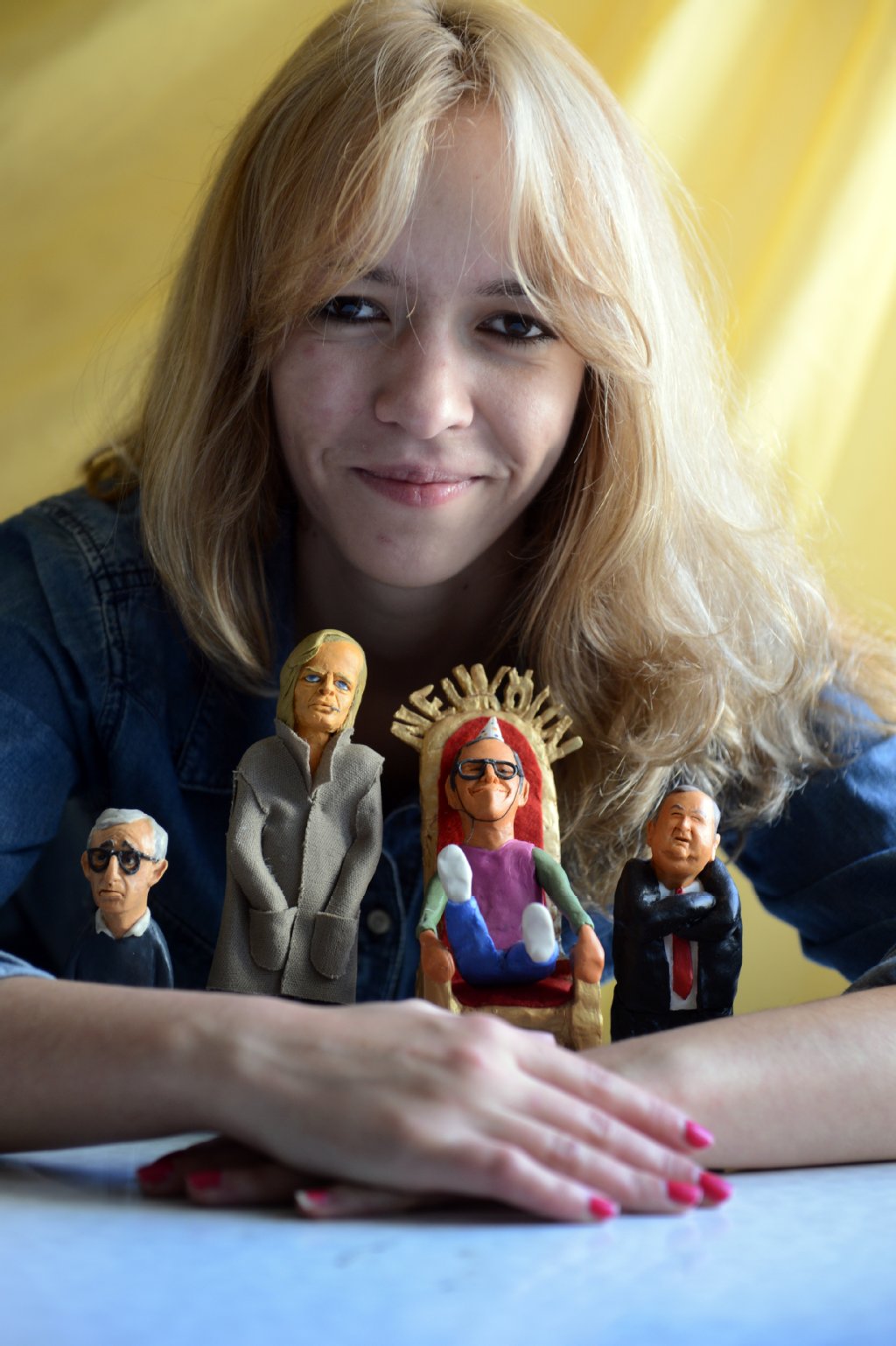 Linda Jakobsen hat die filigranen Figuren aus Kinderknete modelliert. Ihre Figuren haben markante Gesichtszüge und körperliche Besonderheiten.