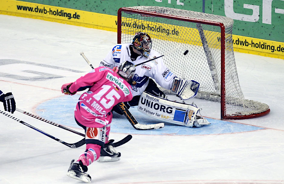 Berlins Travis James Mulock (l) versenkt den Puck zum zwischenzeitlichen 3:0.