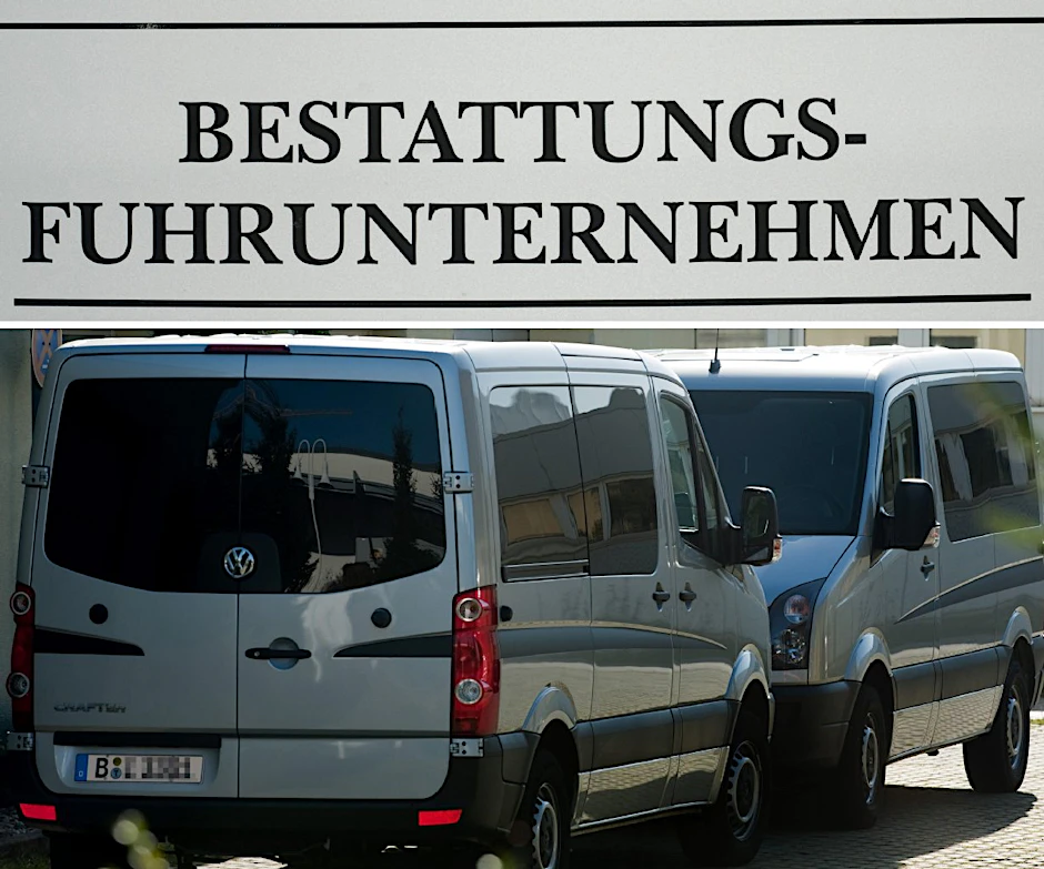 Fahrzeuge auf dem Hof des Bestatters, bei dem ein Leichenwagen mit zwölf Leichen gestohlen wurde.