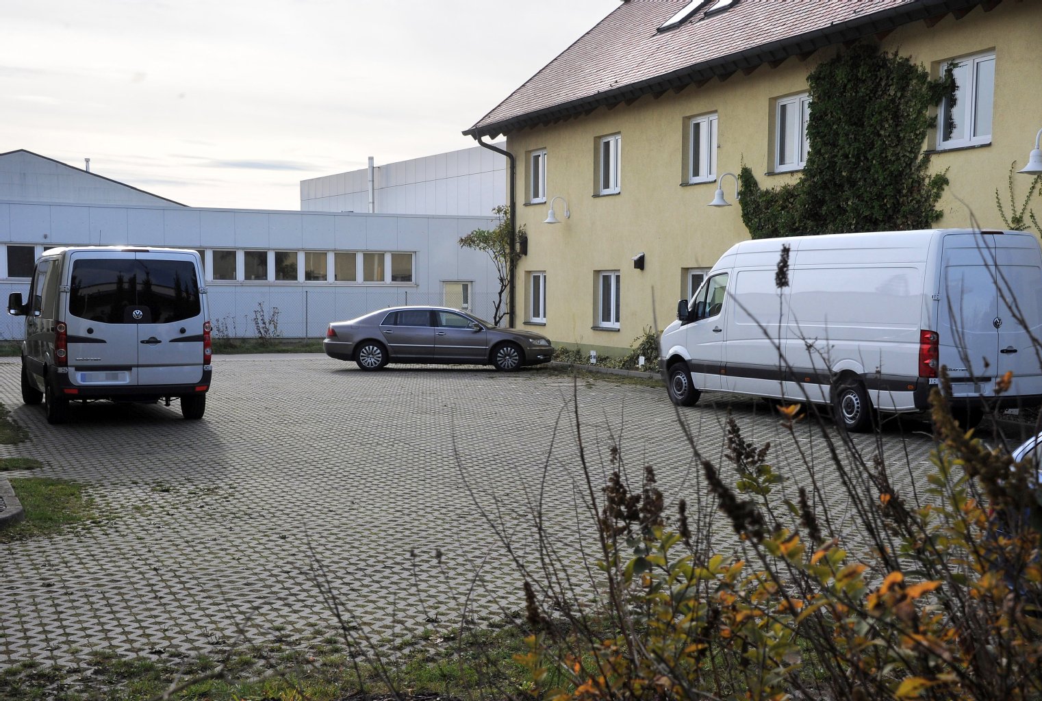 Kleintransporter am dem Hof eines Bestattungsfuhrunternehmens in Hoppegarten (Brandenburg). Die gestohlenen Fahrzeuge sind nun in Polen sichergestellt worden.