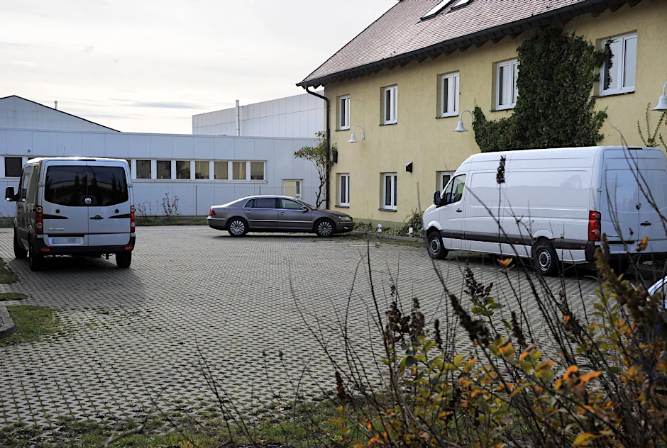 Kleintransporter am dem Hof eines Bestattungsfuhrunternehmens in Hoppegarten (Brandenburg). Die gestohlenen Fahrzeuge sind nun in Polen sichergestellt worden.