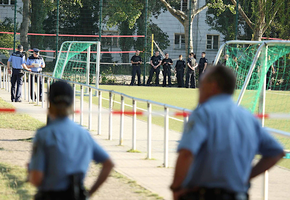 Während einige freizeitliche Fussballer spielten, knallte es plötzlich zweimal hintereinander. Einer der Spieler sackte mit einem Oberschenkeldurchschuss zusammen, der Täter konnte unerkannt fliehen. Jetzt ist eine Belohnung von 2000 Euro ausgesetzt.