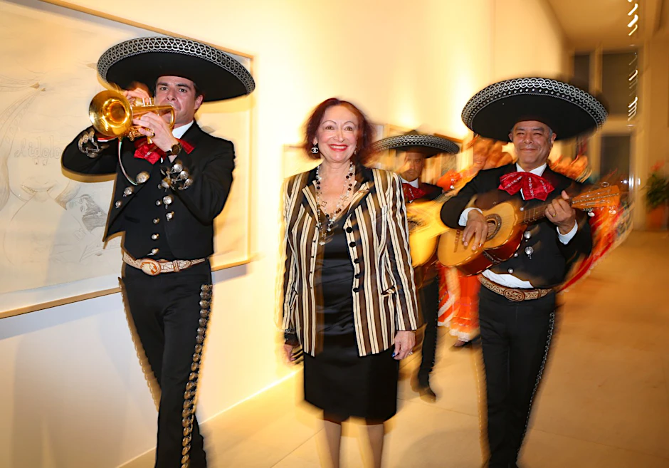 Sie findet die Musik der mexikanischen Mariachi Band gut – Mania Feilcke, die Präsidentin des Botschafter-Clubs.