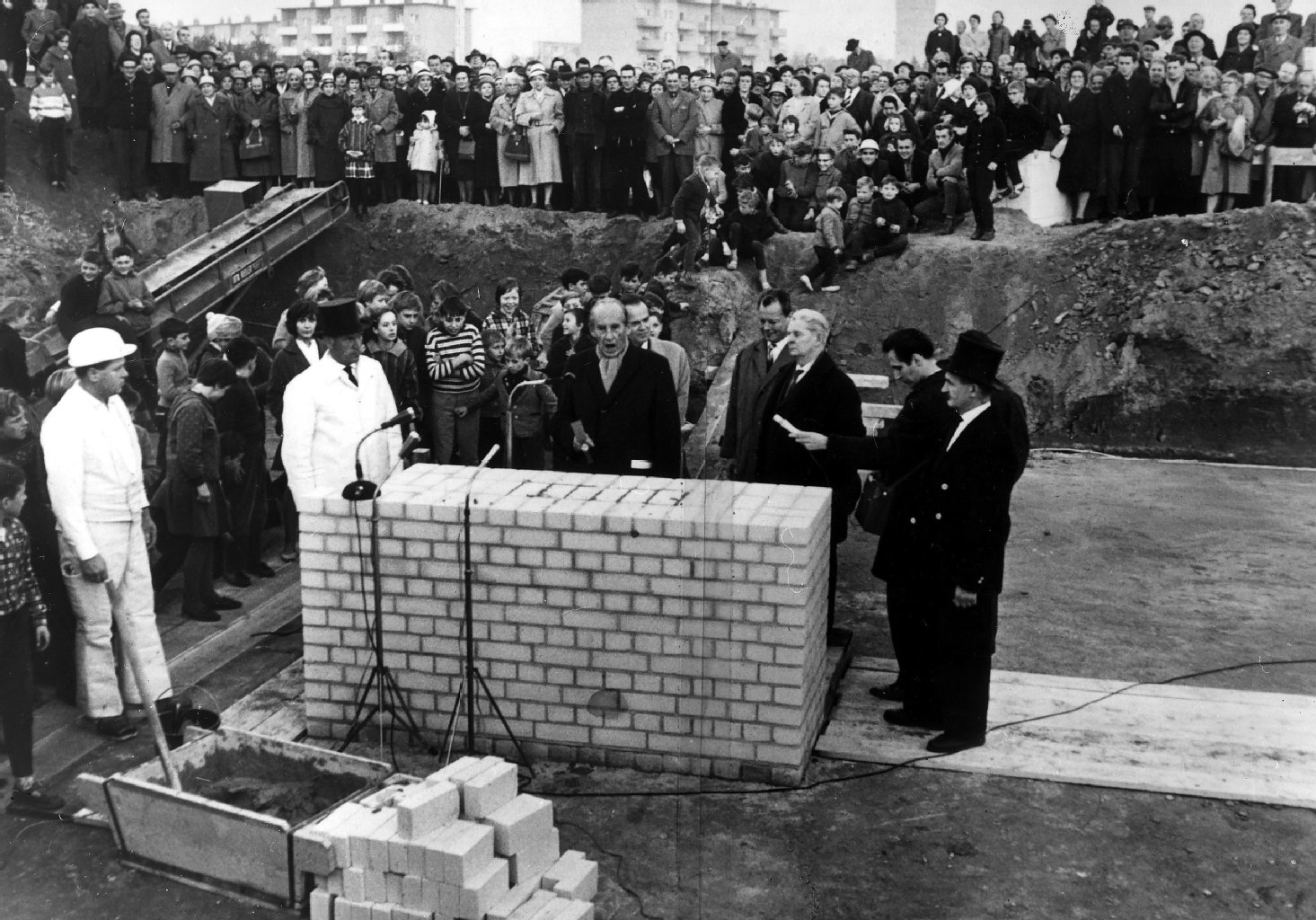 Projektstart: Am 7. November 1962 wird am Grünen Weg in Neukölln der Grundstein für die Großsiedlung BBR (Britz-Buckow-Rudow) gelegt. Bei der Zeremonie ist der damalige Regierende Bürgermeister Willy Brandt (SPD) dabei. Der Bau von Großsiedlungen in den Außenbezirken West-Berlins wird danach zum politischen Ziel des Senats. Brandt erklärt 1963 nach seiner Wiederwahl: „Wir reißen die alte Stadt ab und bauen neue Arbeiterstädte am Rand.“ Erst im September 1972 wird die Siedlung BBR in Gropiusstadt umbenannt.