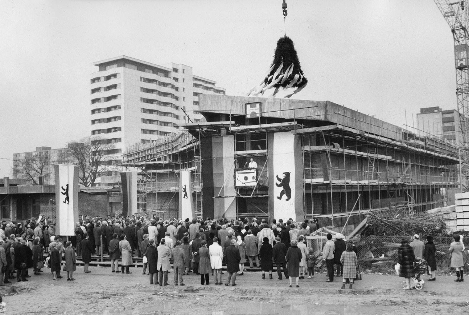 Richtfest: Zehn Jahre nach der feierlichen Grundsteinlegung für den ersten Bauabschnitt der Gropiusstadt wird am 15. Februar 1972 das Richtfest für das Gemeinschaftshaus Lipschitzallee/Ecke Wildmeisterdamm gefeiert. Der Vertrag zur Planung des für die soziale Gemeinschaft so wichtigen Hauses war im Jahr 1965 abgeschlossen worden. Erst am 6. April 1973 wird das Gemeinschaftshaus eröffnet. Zu diesem Zeitpunkt lebten viele Mieter schon rund neun Jahre in der Gropiusstadt. Die ersten Wohnungen waren im Jahr 1964 bezogen worden.