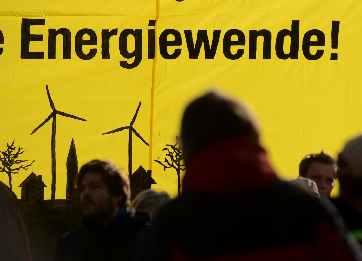 Und da gibt es die Landesregierung, die in ihrer „Energiestrategie 2030“ festgehalten hat, dass die Braunkohleverstromung auch über das Jahr 2030 hinaus für eine Übergangszeit eine wichtige Rolle spielen werde.
