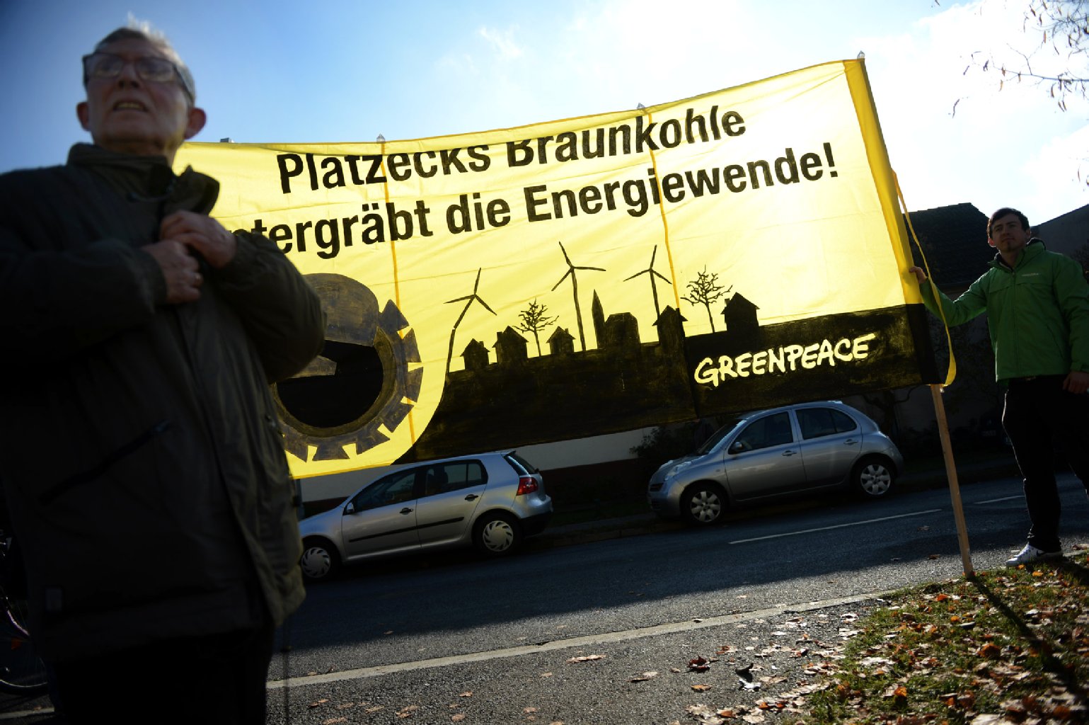Etwa 300 Menschen haben sich zum Protest versammelt.