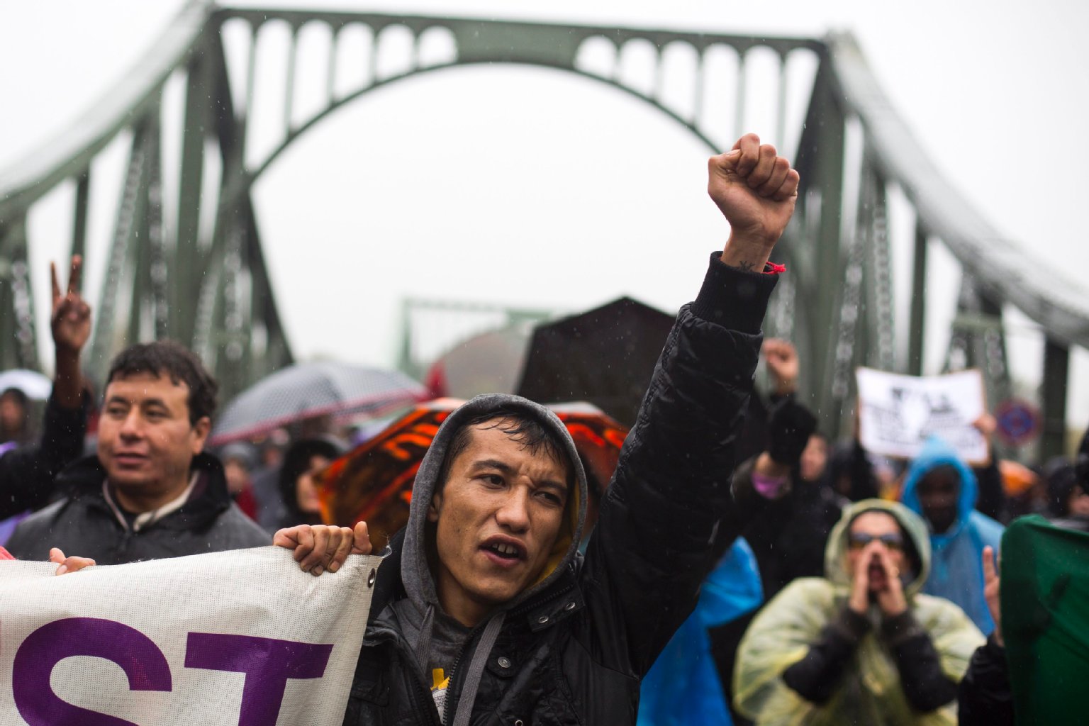 Einen Tag zuvor hatte der „Refugee Protest March“ von Potsdam erreicht. Über die Glienicker Brücke ging es am 5. Oktober 2012 weiter nach Berlin.