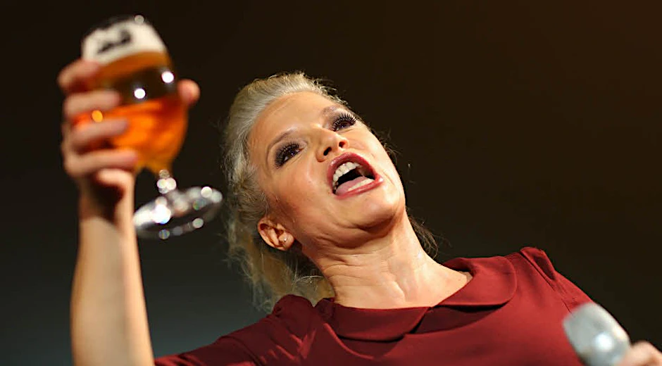 Traditionell weniger feminine Ideale und moderne Eckkneipenkultur vereinen sich vortrefflich in der Person Ina Müller. Prost!