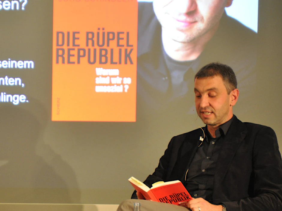 Jörg Schindler bei der Lesung am Freitagabend im Berliner Verlag.