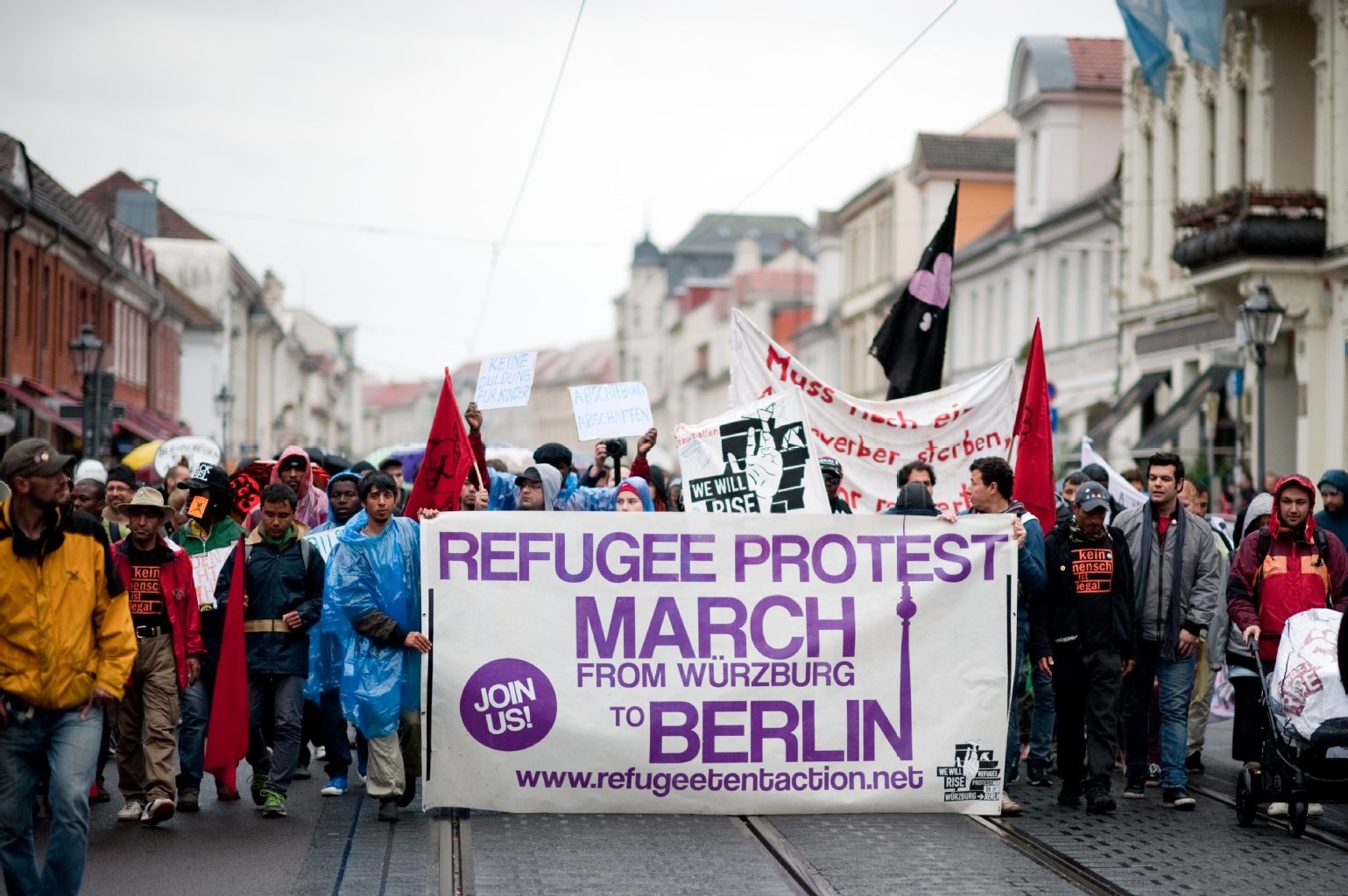 Nach Angaben eines Sprechers der „Refugee Tent Action“ versammelten sich insgesamt rund 450 Demonstranten, Flüchtlinge und Unterstützer in der Potsdamer Innenstadt.