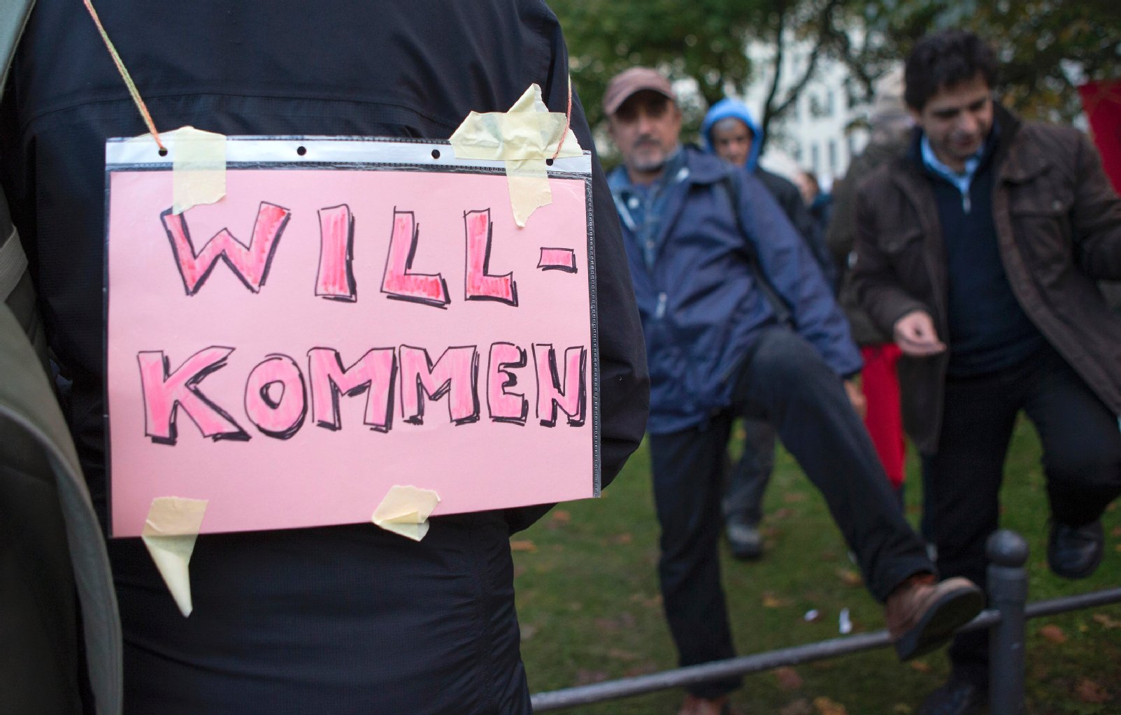 Sie begrüßten die Marschteilnehmer mit einem Willkommen-Schild...