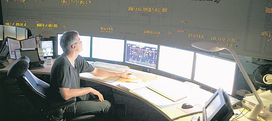 In der Leitzentrale von Vattenfall: Ein Ingenieur kontrolliert das Stromnetz.