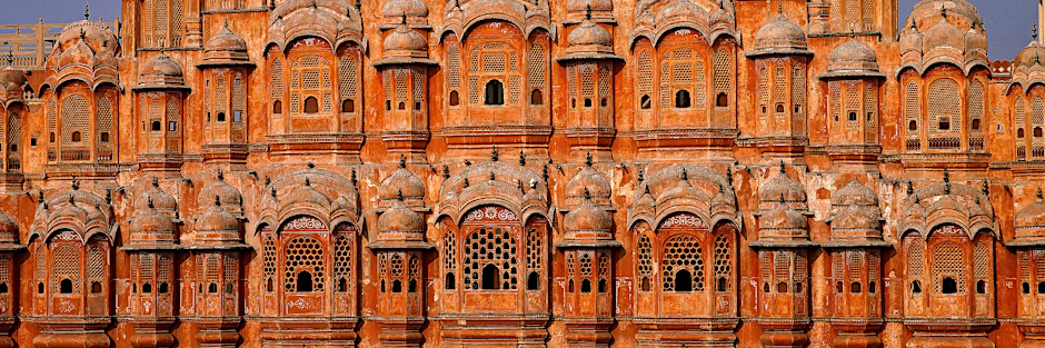 Sehenswert: der Palast der Winde in Jaipur mit seiner wabenartigen Fassade.