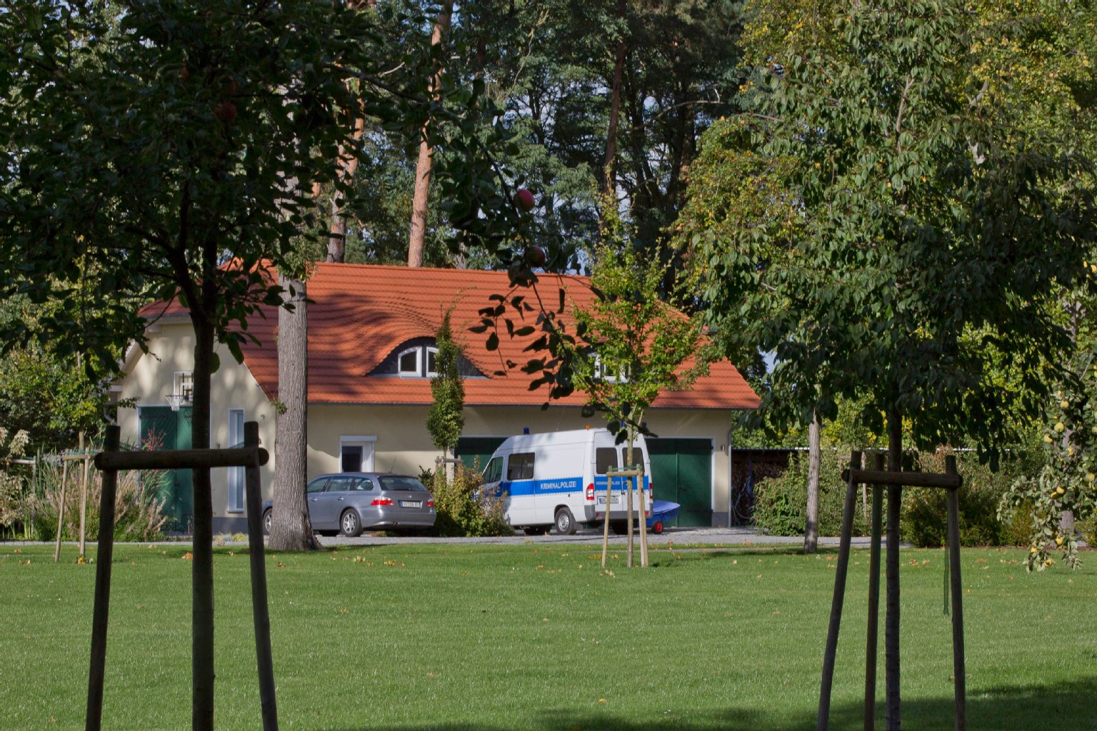 Auch Gebäude auf dem Anwesen des Entführungsopfers werden durchsucht.