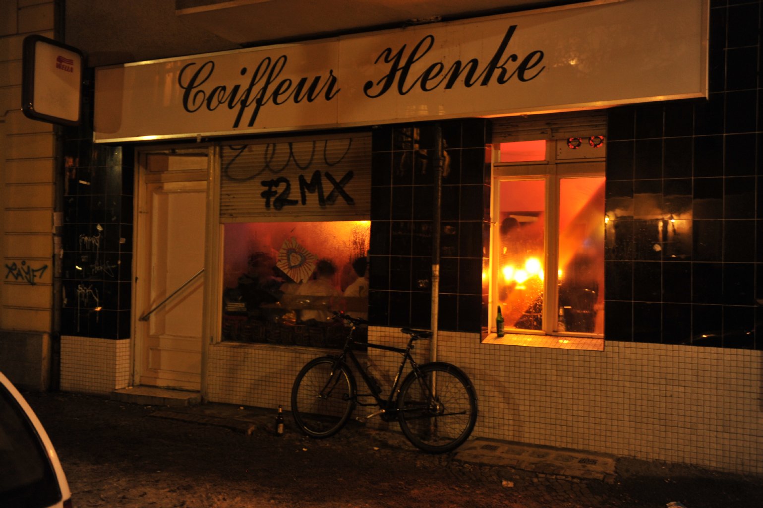 Es gibt aber auch ehemalige Friseursalons, in denen getrunken und gefeiert wird.